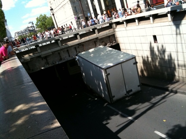 Un camion s'encastre sous l'Arc de Triomphe Un camion s'encastre sous l'Arc de Triomphe