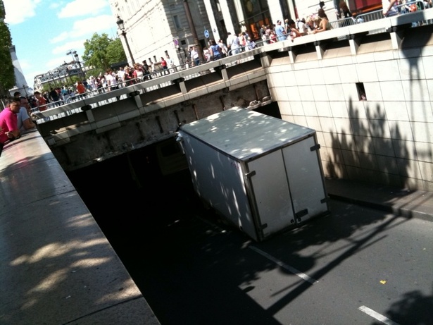 Un camion s'encastre sous l'Arc de Triomphe