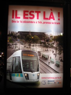 Le tramway arrive Le tramway arrive