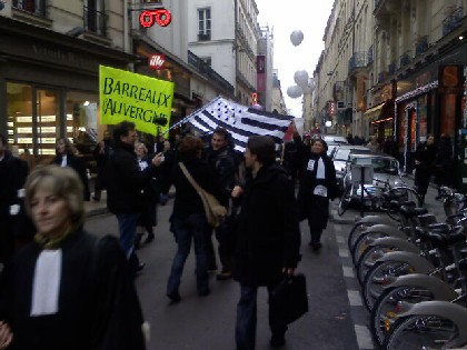 Manif d'avocats près du bureau