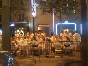 Soirée blanche sur les Champs Elysées