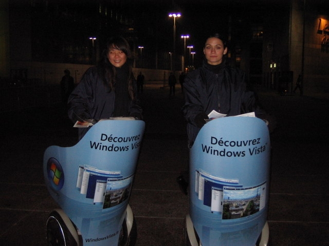 2 segways en vadrouille sur le parvis 2 segways en vadrouille sur le parvis