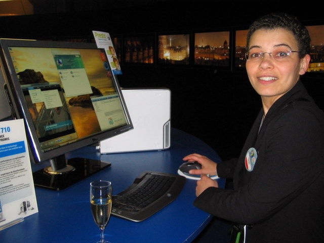 Ariane qui mate un Packard Bell Ariane qui mate un Packard Bell