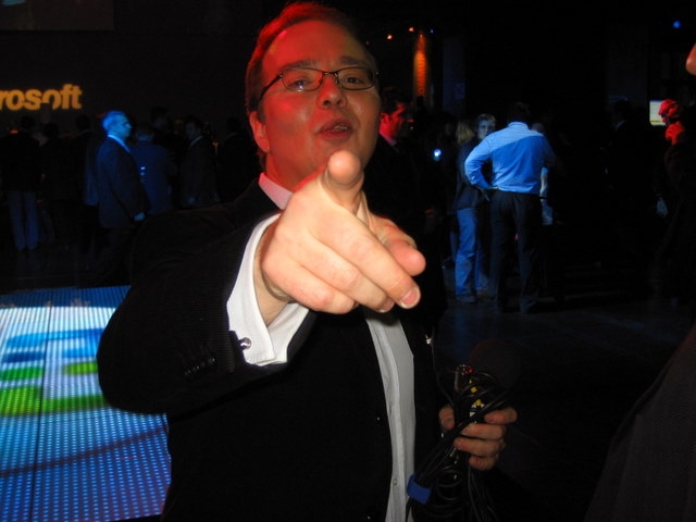 Cédric Ingrand me pointant du doigt Cédric Ingrand me pointant du doigt